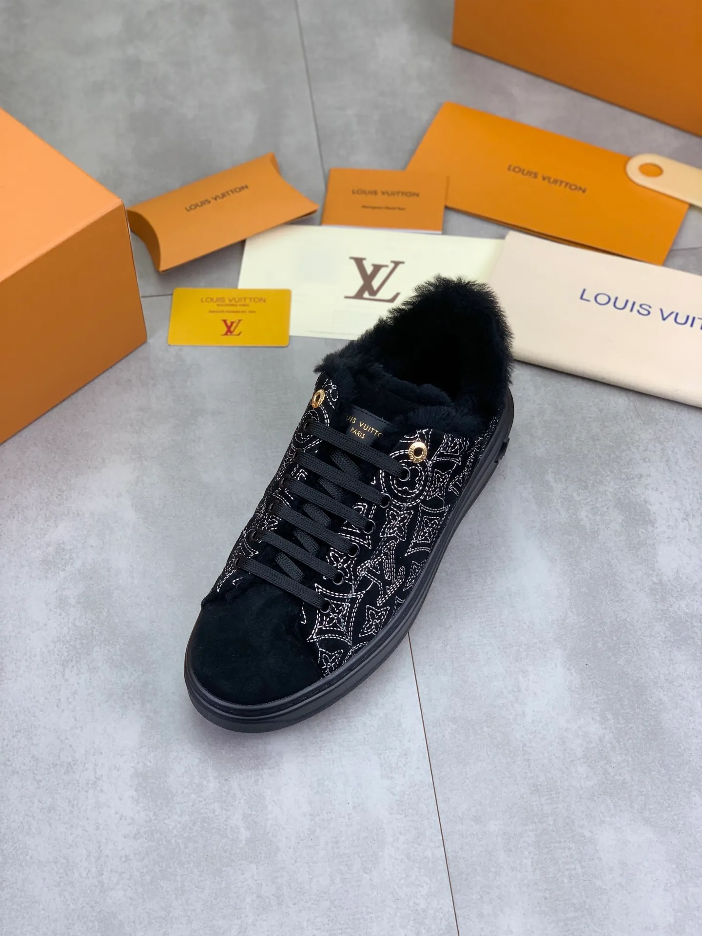 Factory price P740 Wool lining 💶 Top version [LOUIS VUITTON] Couple 🧑‍🤝‍🧑 Craftsman style Counter series (original order) New style 🍀LV Louis Vuitton - top version LV classic high-top trendy shoes! Made of imported original craft calfskin, original warm wool lining, and original wear-resistant, lightweight, high-end TPU outsole! High quality products! 3️⃣ colors available, code numbers: female 35-39, male 39-44 (female 40, male 45 46 customized)
